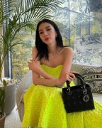 Jessica格纹裙心机开衩露“腿根”对尬闺蜜Irene Kim“下半身失踪”